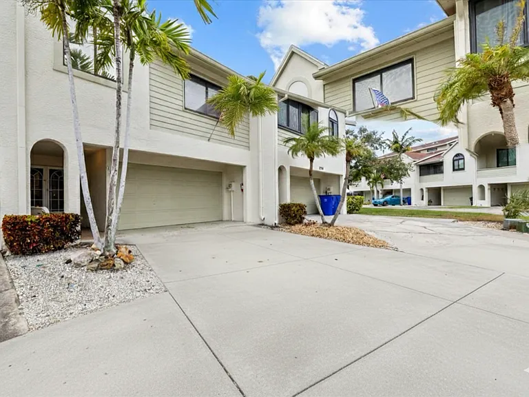 2392 Hanover Dr — Photo 3