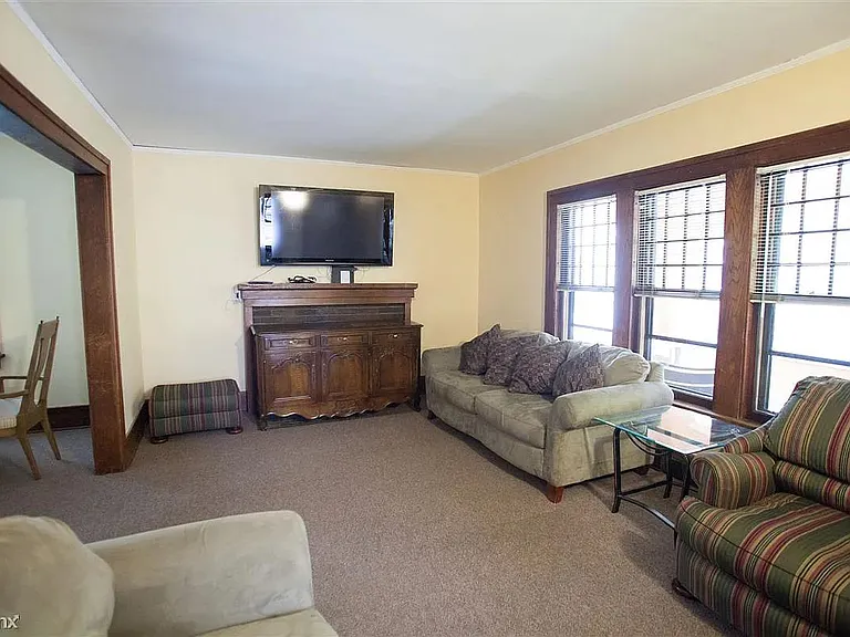910 Dewey Ave — Photo 4