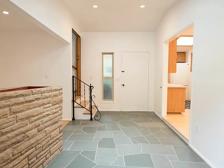 2604 Foothill Rd — Photo 2