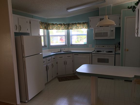 It has matching plates & cup