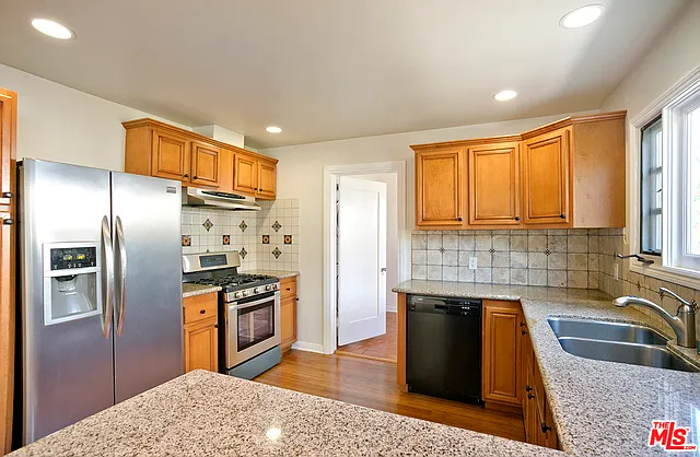 2035 Selby Ave — Photo 10