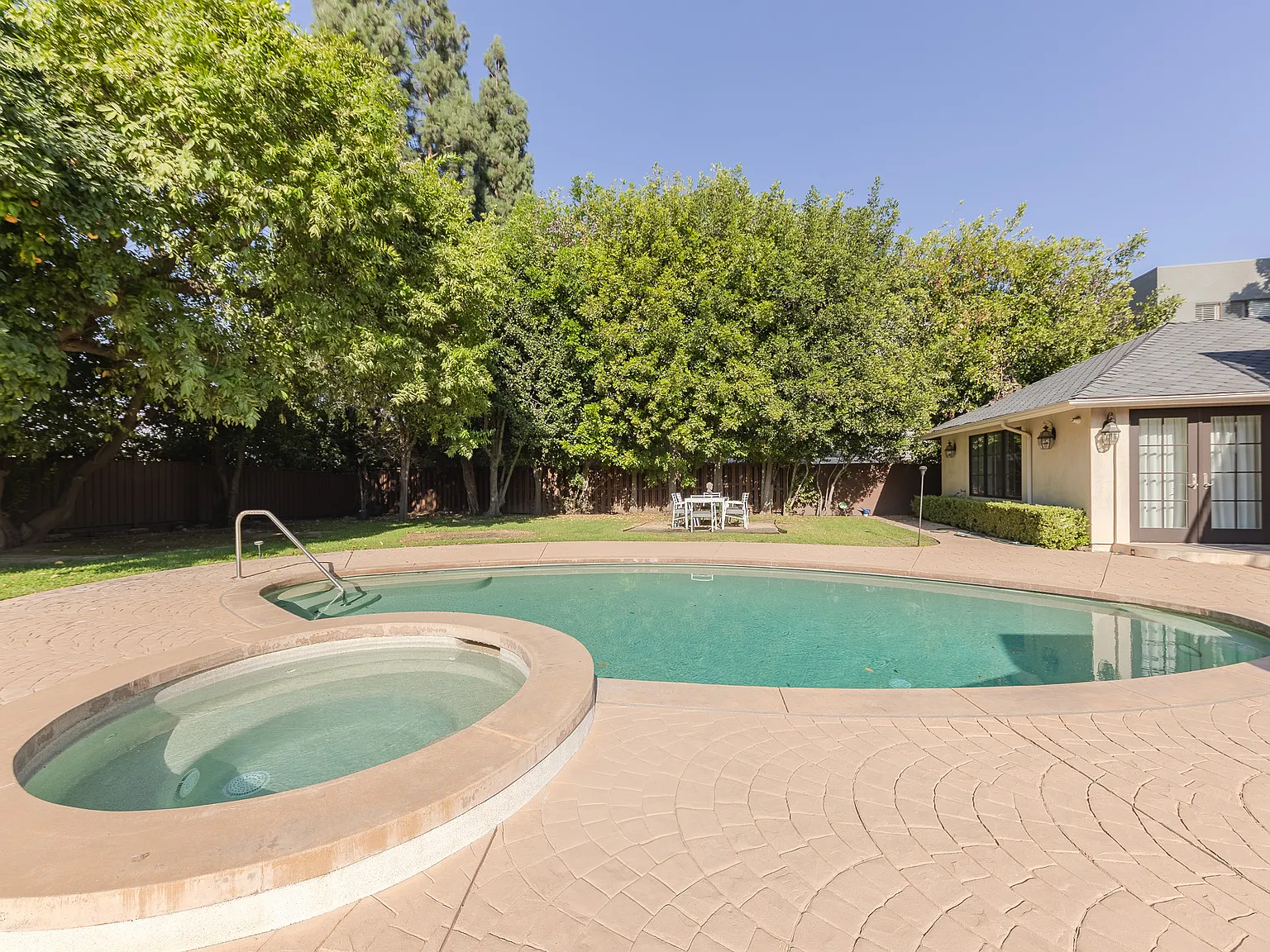 6 bed, 4894 sqft, $24,900 — Photo 2