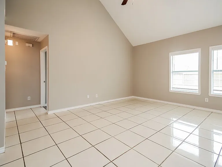 1420 Castlegar Ln — Photo 3