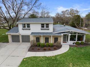 9215 N Pelham Pkwy, Bayside, WI 53217