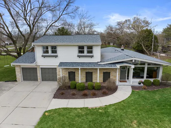 9215 North Pelham PARKWAY, Bayside, WI 53217