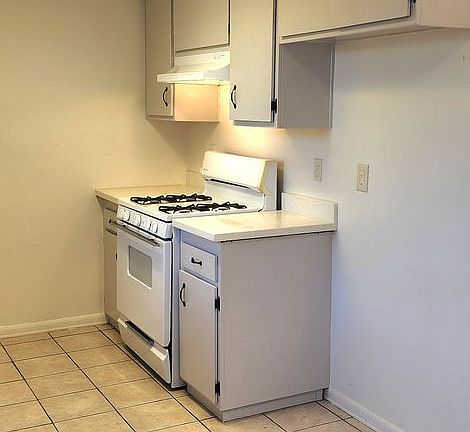 4th image of 909 E Ventura St #A