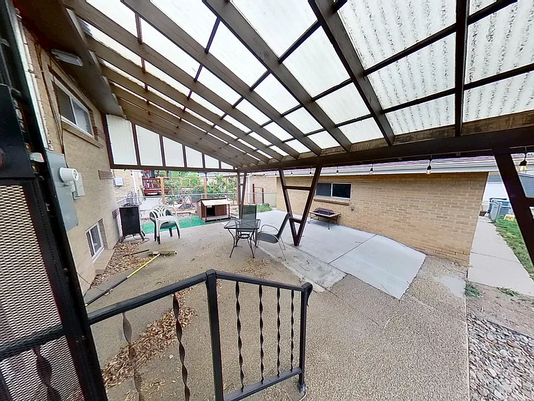 2230 Marshall St — Photo 28