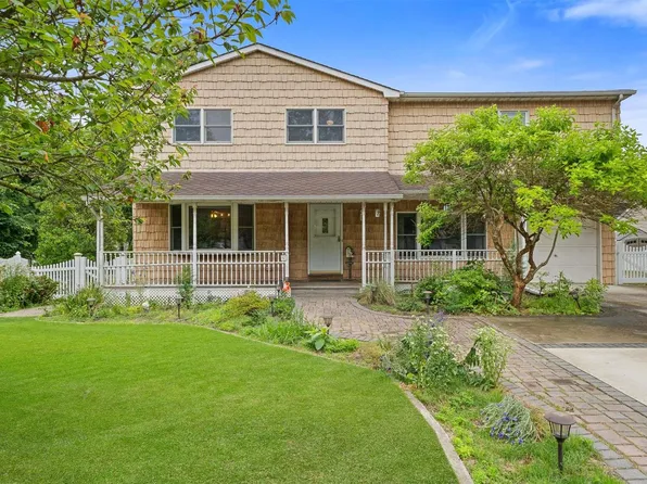 6 Spruce Street, North Patchogue, NY 11772