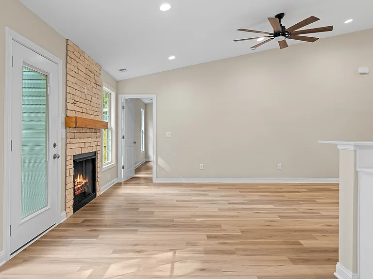 1562 Lincoln Ave — Photo 22