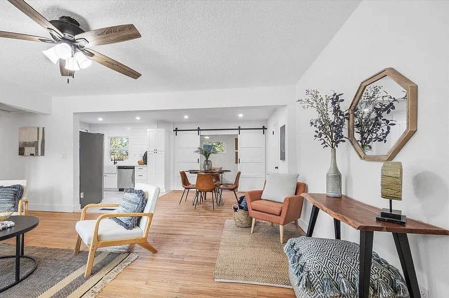 3 bed, 1319 sqft, $1,900 — Photo 3