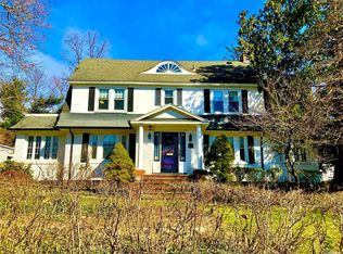 201 Forest Rd, Little Neck, NY 11363