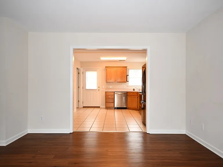 1137 Thomas Ln #B — Photo 3