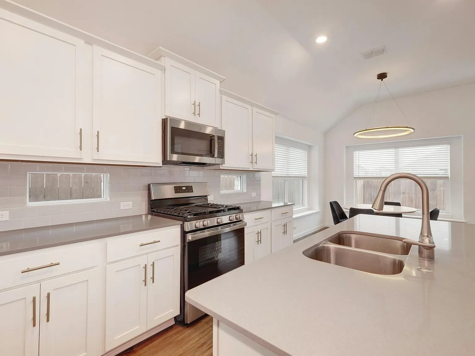 5 bed, 4.0 bath, 2404 sqft, $3,100 — Photo 4