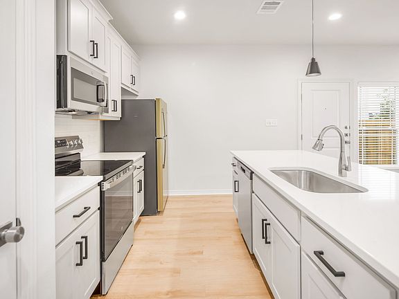 2nd image of 220 Richards St