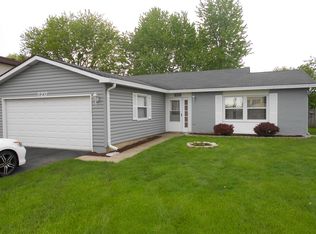 520 Eagle View Dr, Carol Stream, IL 60188