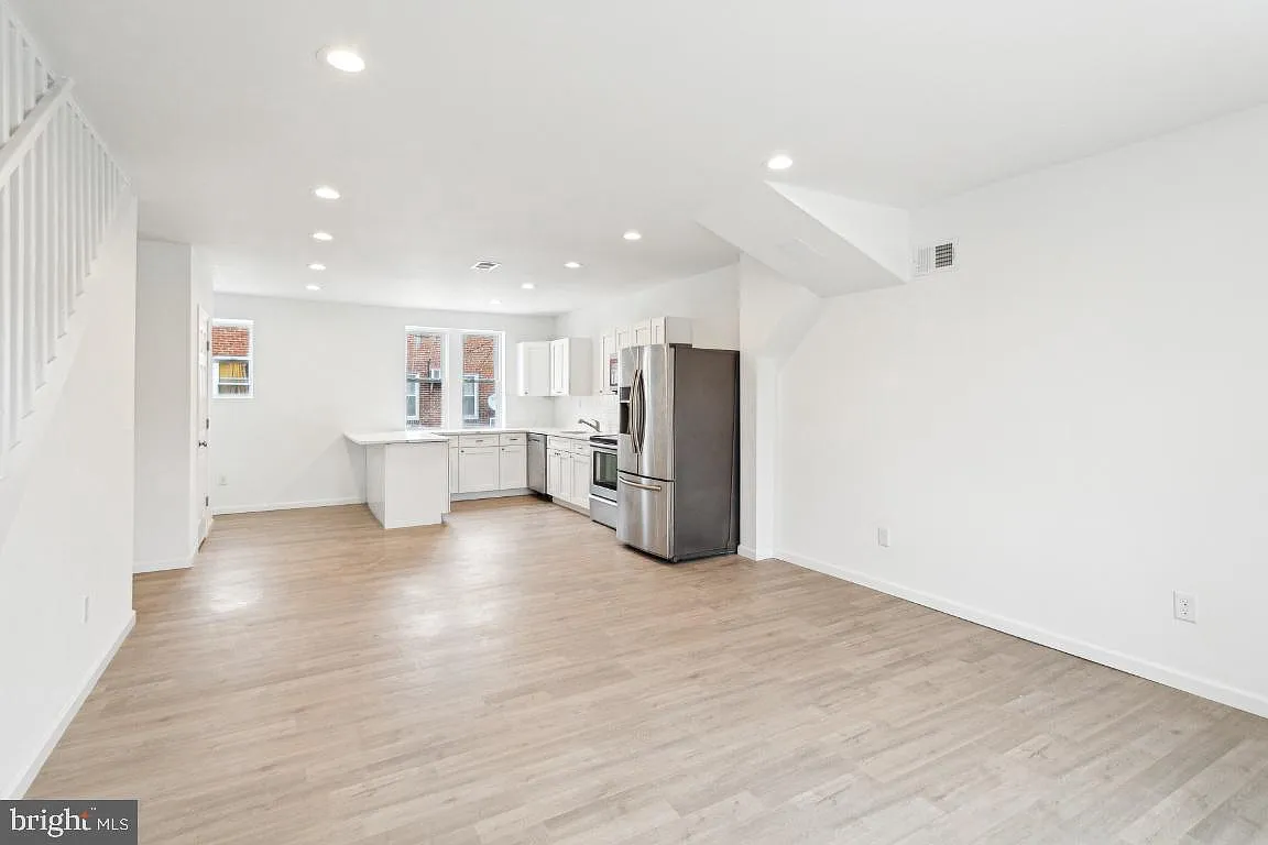 3 bed, 1.5 bath, 1242 sqft, $2,200 — Photo 3