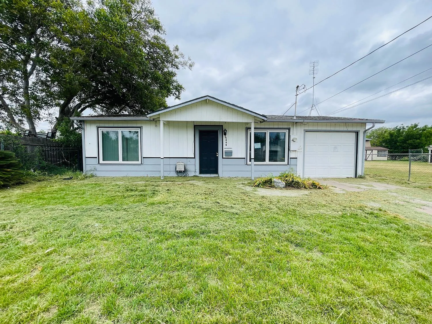 1004 Hawk Ave photo 1