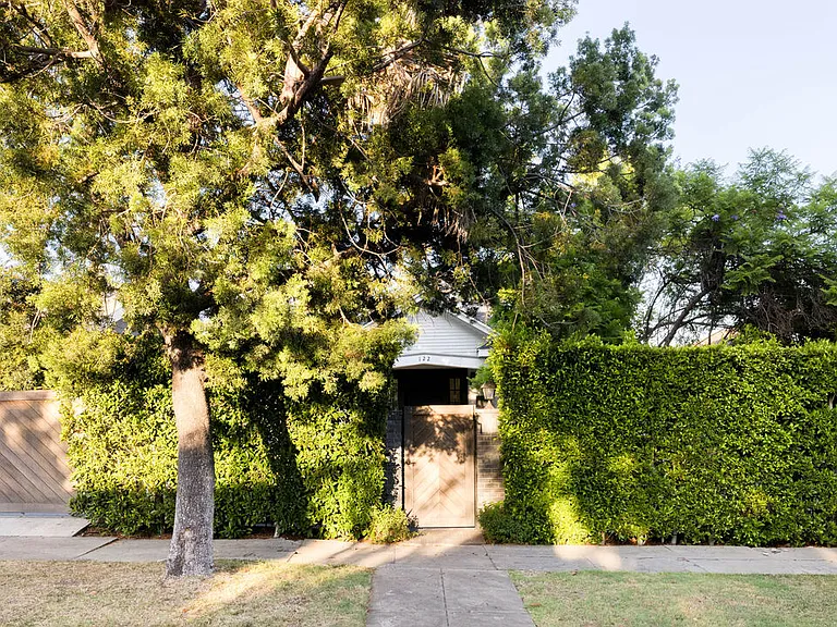 122 N Wilton Pl — Photo 2