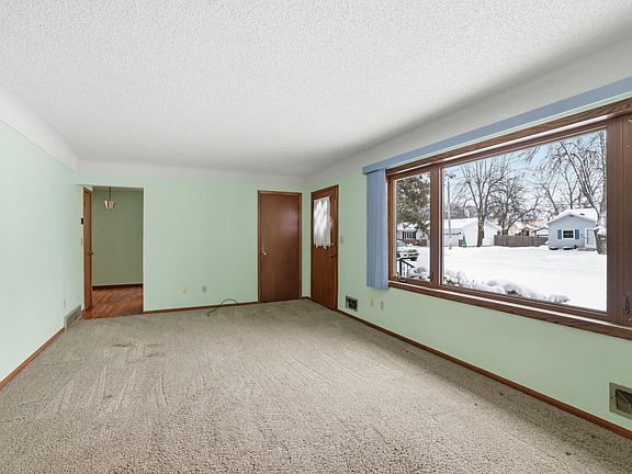 4th image of 380 Barry Dr