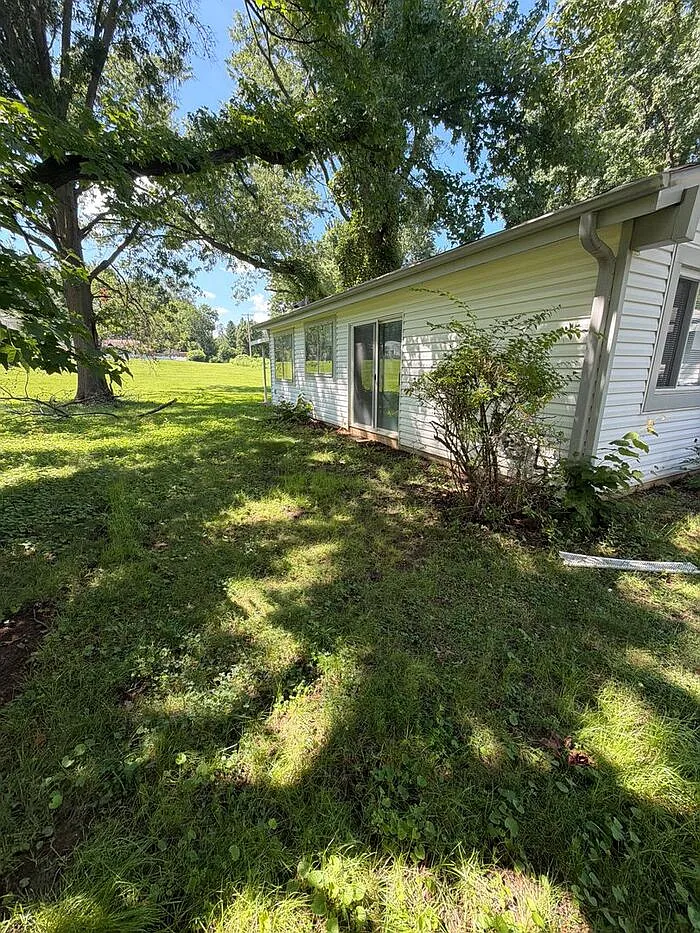 3 bed, 2.0 bath, 1048 sqft, $1,700 — Photo 2