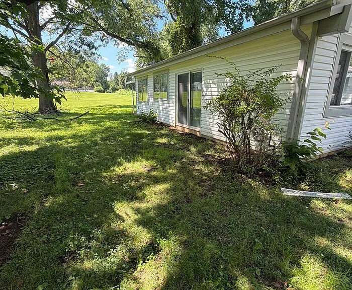 602 Ledyard Dr — Photo 2