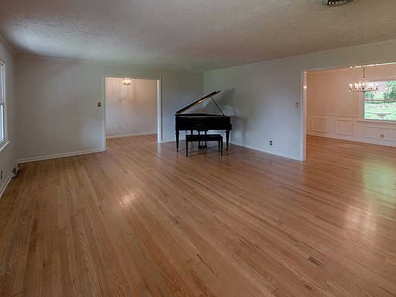 3rd image of 216 Sutton Ln
