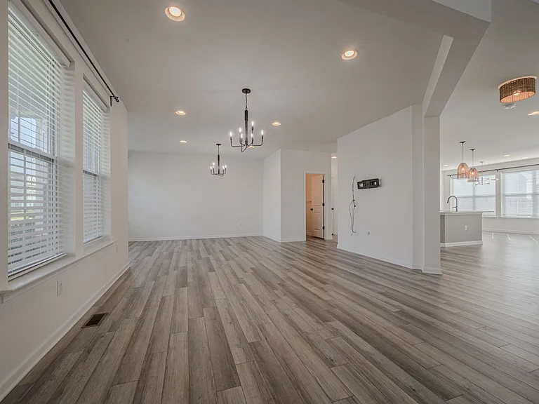 1607 Crane Ln — Photo 3