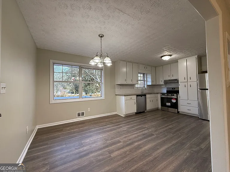 7016 Adel Ln — Photo 4