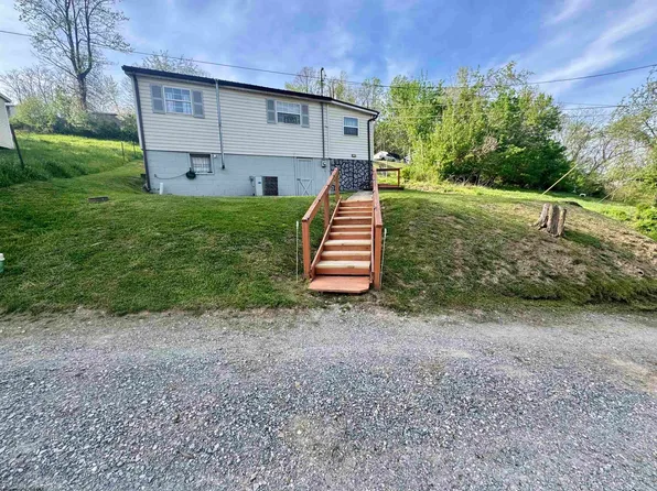 115 Virginia St, Gassaway, WV 26624