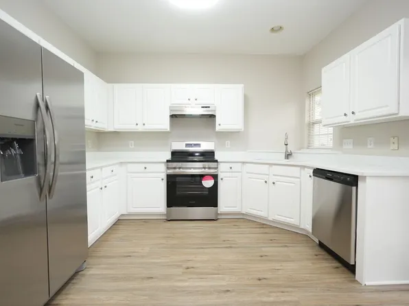 8065 Stoneham Ct, Matthews, NC 28105
