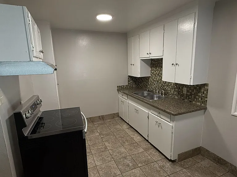 627 T St — Photo 11