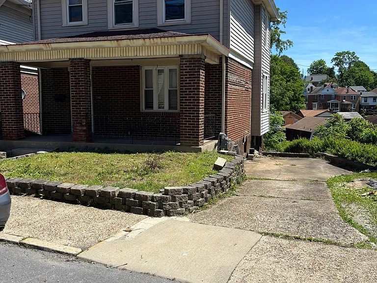 2823 Clermont Ave — Photo 40