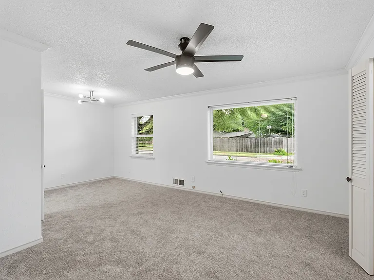 910 Worcester Ln — Photo 16