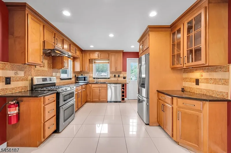 4 bed, 2.0 bath, $3,850 — Photo 2