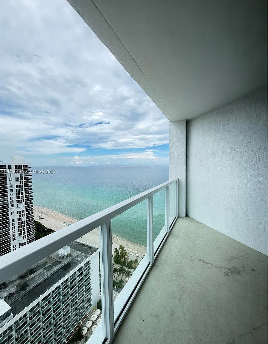 La Perla Condo — Photo 1