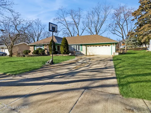 712 S Braintree Dr, Schaumburg, IL 60193