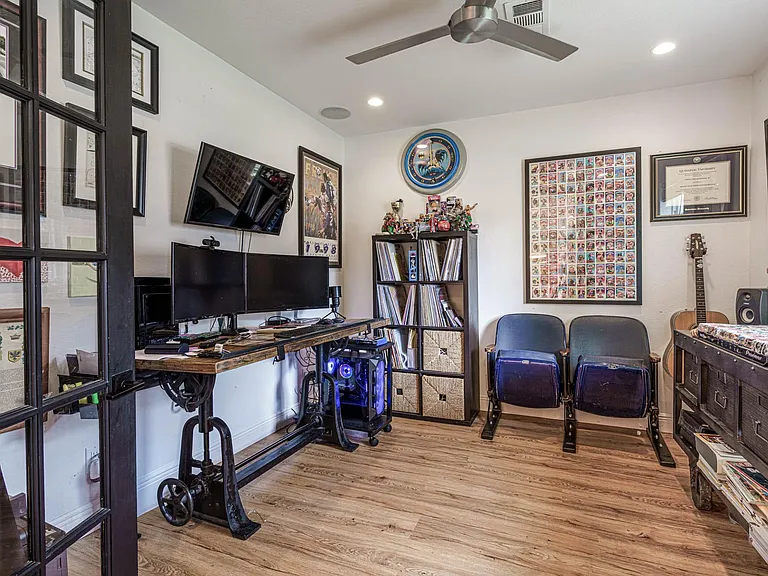 715 Thistlewood Dr — Photo 23