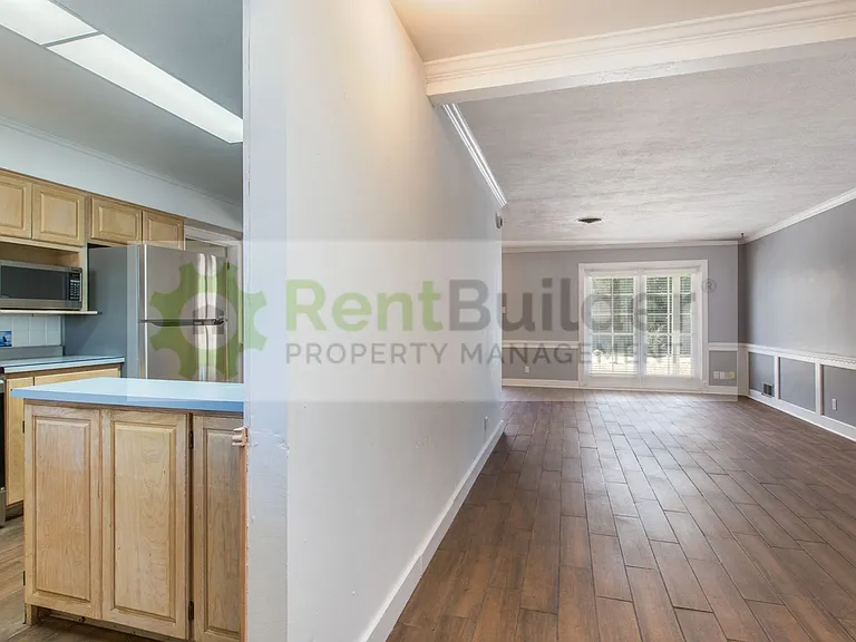 8304 Dellwood Rd NE — Photo 3