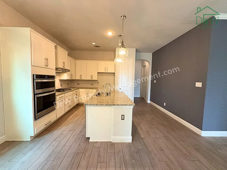 302 Julia Ln — Photo 7