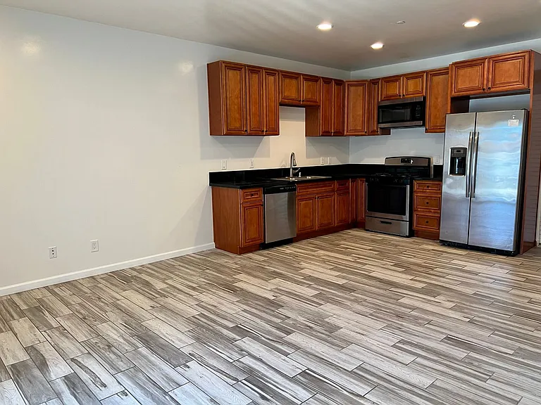 Saranac Street 7227 - 7229 - 7231 — Photo 14