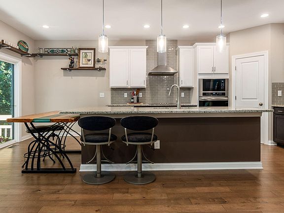 4th image of 1279 Golfview Ln