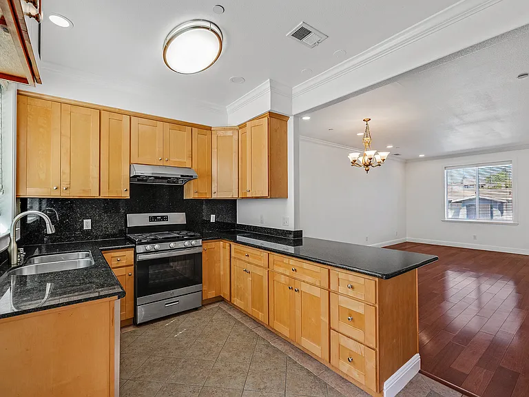 1083 Hyde St — Photo 6