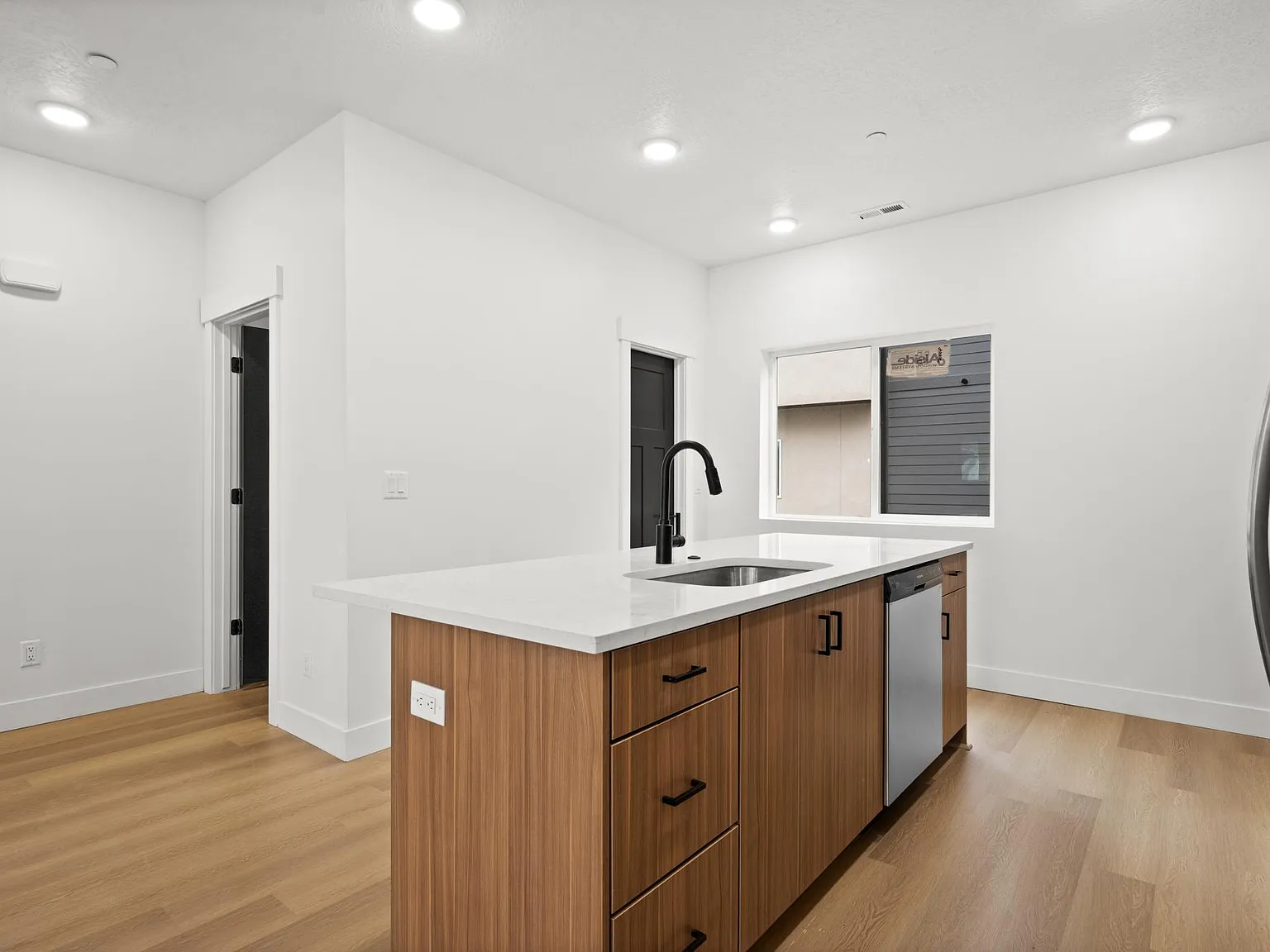 3 bed, 2.5 bath, 1450 sqft, $2,475 — Photo 3