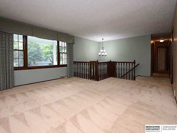4th image of 104 N Kings Cir
