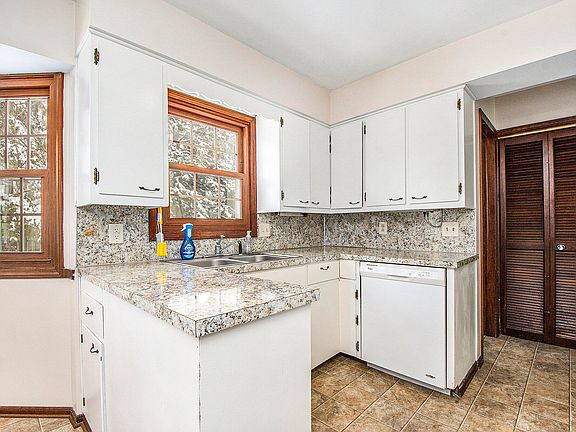 3rd image of 4028 Kentridge Dr SE