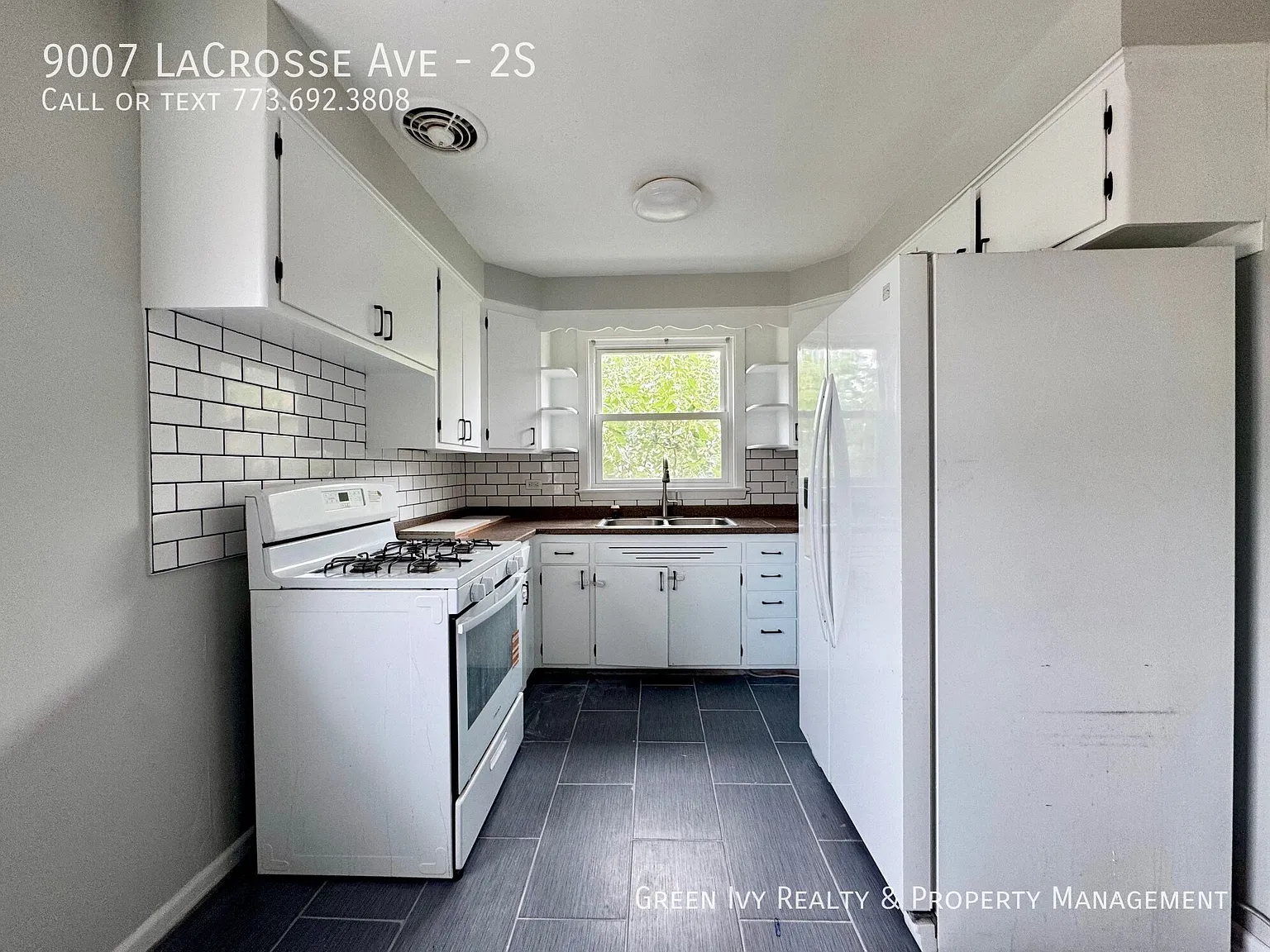 Top Floor 2 Bed In Skokie-Parking Included! — Photo 2