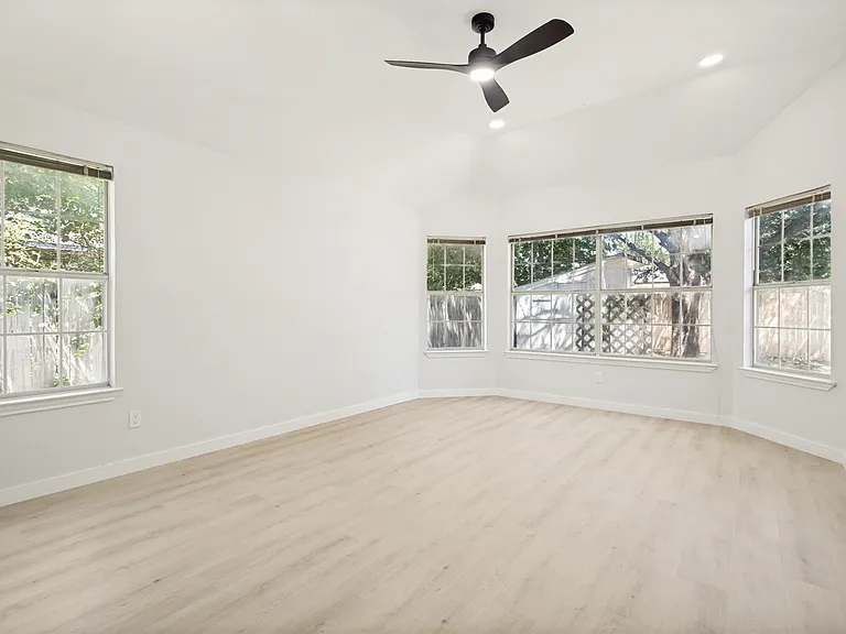 2112 Carriage Hl — Photo 6