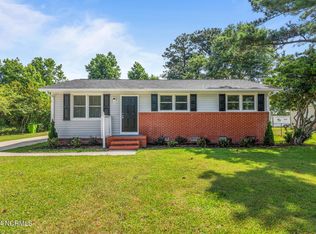 706 W Pineland Dr, Swansboro, NC 28584