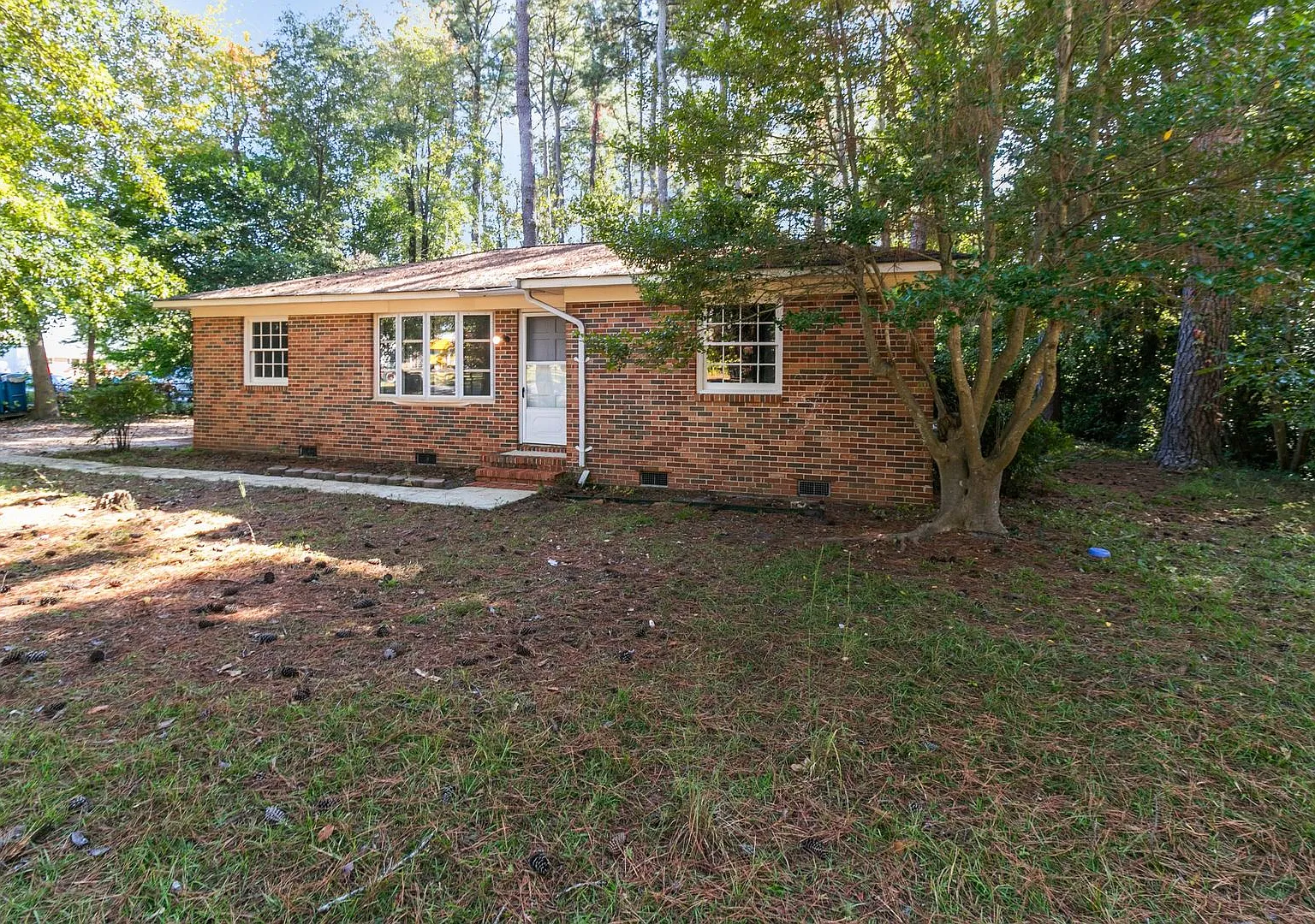 Brick Ranch Primary No Carpet — Photo 4