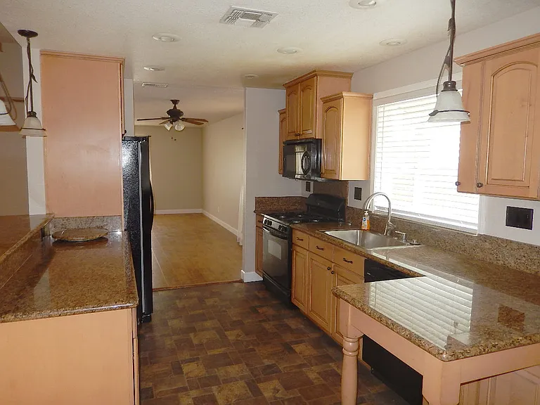 348 Bishop Dr — Photo 3